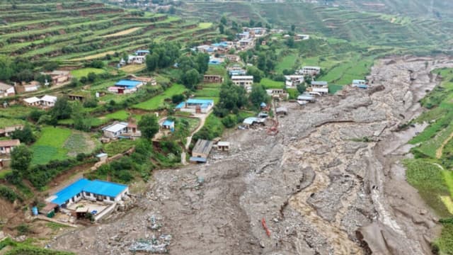 Equipos de rescate buscan sobrevivientes tras el desboradmiento de un río en el condado de Yuzhong, en la provincia noroccidental china de Gansu, el 8 de agosto de 2025. -/AFP vía Getty Images