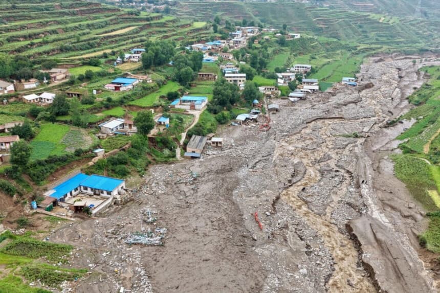 Equipos de rescate buscan sobrevivientes tras el desboradmiento de un río en el condado de Yuzhong, en la provincia noroccidental china de Gansu, el 8 de agosto de 2025. -/AFP vía Getty Images