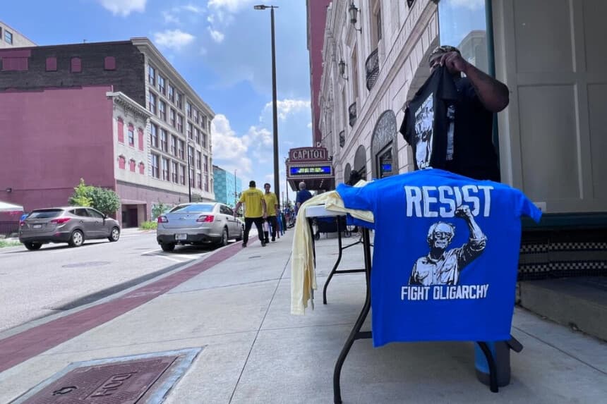 Un vendedor ambulante ofrece sus productos antes de la aparición del senador Bernie Sanders (I-Vt.) en el Capitol Theater de Wheeling, Virginia Occidental, el 8 de agosto de 2025. Lawrence Wilson/The Epoch Times