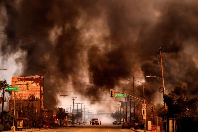 El humo y las llamas abruman una zona comercial durante el incendio de Eaton en el área de Altadena del condado de Los Ángeles, California, el 8 de enero de 2025. (Josh Edelson/AFP vía Getty Images)
