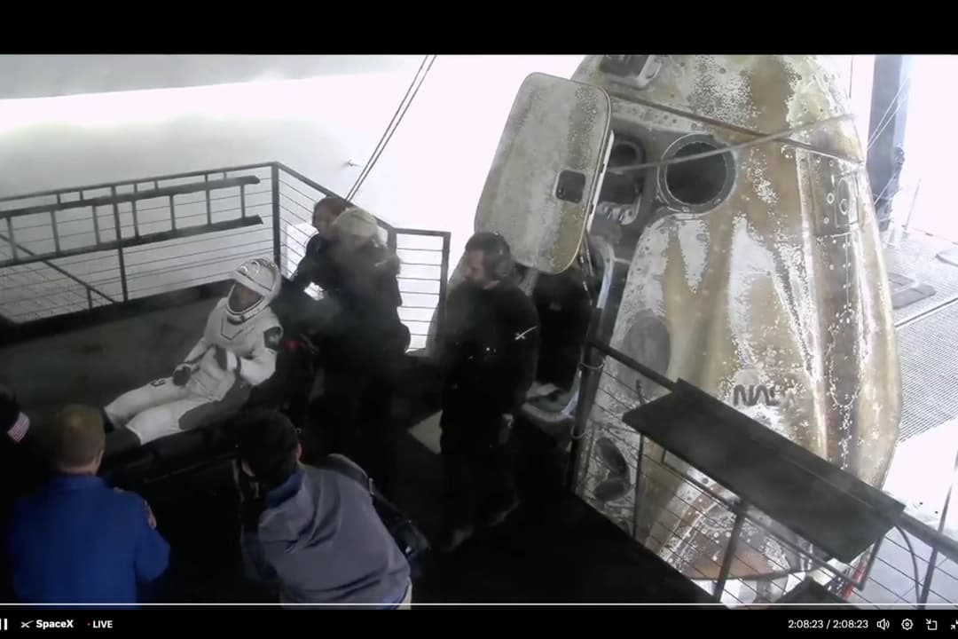 La astronauta de la NASA Anne McClain levanta el pulgar al regresar a casa desde la Estación Espacial Internacional frente a la costa de San Diego el 9 de agosto de 2025. (Captura de pantalla/SpaceX)
