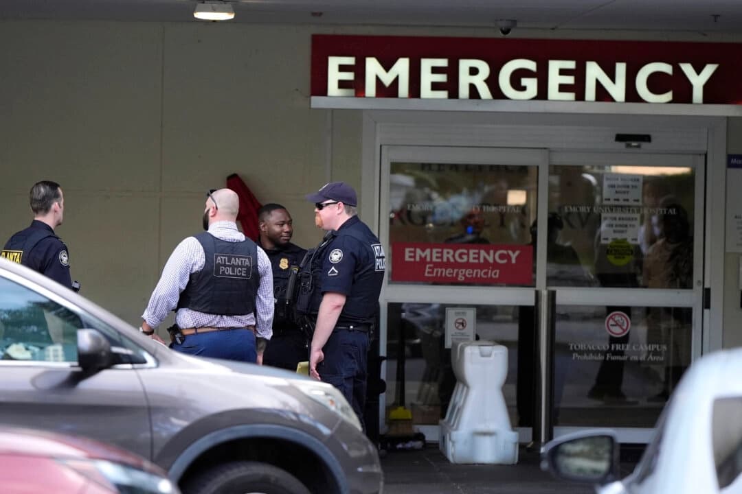 Agentes del orden público se encuentran fuera de la sala de emergencias del hospital de la Universidad Emory en Atlanta el 8 de agosto de 2025. (Mike Stewart/AP Photo)
