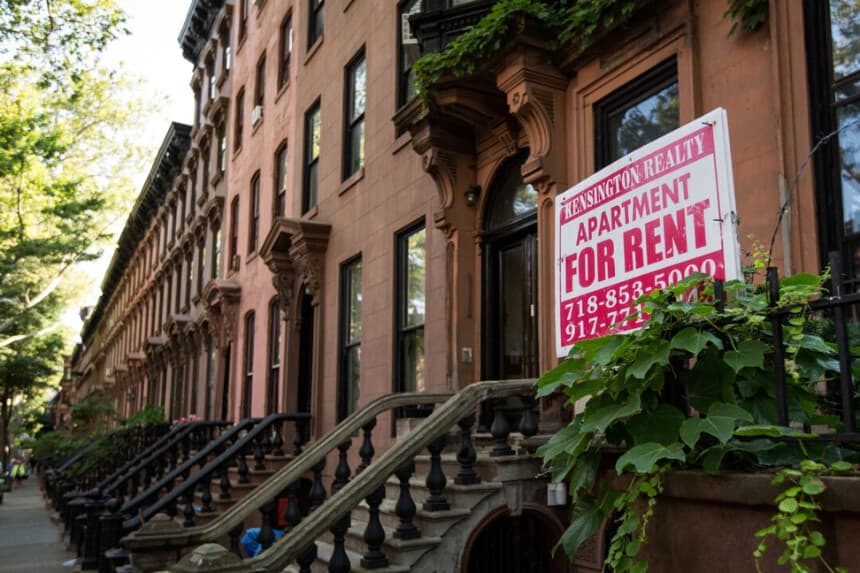 Un cartel anuncia el apartamento en alquiler en Brooklyn, Nueva York, en una foto de archivo. Drew Angerer/Getty Images