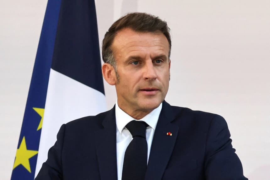 El presidente francés, Emmanuel Macron, se dirige a los líderes del ejército en el Hotel le Brienne antes del desfile del Día de la Bastilla en París, el 13 de julio de 2025. Ludovic Marin, foto de Pool vía AP.