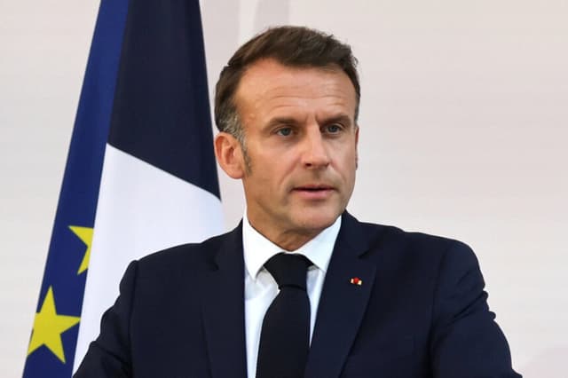 El presidente francés, Emmanuel Macron, se dirige a los líderes del ejército en el Hotel le Brienne antes del desfile del Día de la Bastilla en París, el 13 de julio de 2025. Ludovic Marin, foto de Pool vía AP.