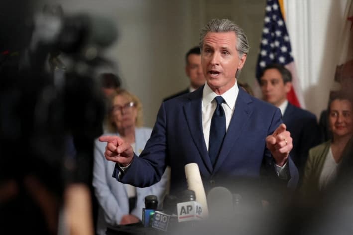 El gobernador de California, Gavin Newsom, habla en una conferencia de prensa, acompañado por legisladores demócratas de Texas, en la mansión del gobernador en Sacramento, California, el 8 de agosto de 2025. (Carlos Barria/Reuters)