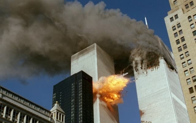El vuelo 175 de United Airlines choca contra la torre sur del World Trade Center de Nueva York mientras una columna de humo se eleva desde la torre norte. (Chao Soi Cheong/Foto AP)