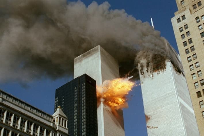 El vuelo 175 de United Airlines choca contra la torre sur del World Trade Center de Nueva York mientras una columna de humo se eleva desde la torre norte. (Chao Soi Cheong/Foto AP)