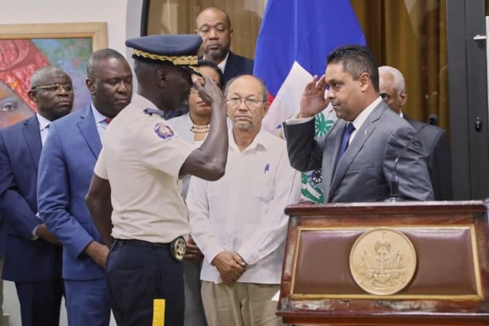 El recién nombrado jefe de policía Vladimir Paraison (izq.) saluda al presidente del Consejo de Transición, Laurent Saint-Cyr, durante su ceremonia de presentación como nuevo jefe de policía interino en Puerto Príncipe, Haití, el 8 de agosto de 2025. (Odelyn Joseph/Foto AP)