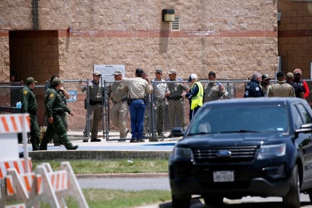 Las fuerzas del orden y otros socorristas se reúnen frente a la escuela primaria Robb tras un tiroteo en Uvalde, Texas, el 24 de mayo de 2022. (Dario Lopez-Mills/AP Photo)