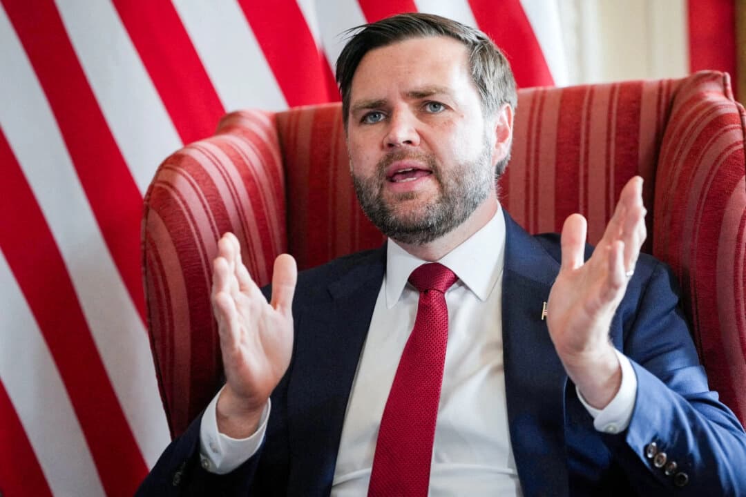 El vicepresidente estadounidense, J. D. Vance, habla durante una reunión con el secretario de Relaciones Exteriores británico, David Lammy, en Chevening House en Sevenoaks, Kent, Gran Bretaña, el 8 de agosto de 2025. (Kin Cheung/Pool vía Reuters/Foto de archivo)