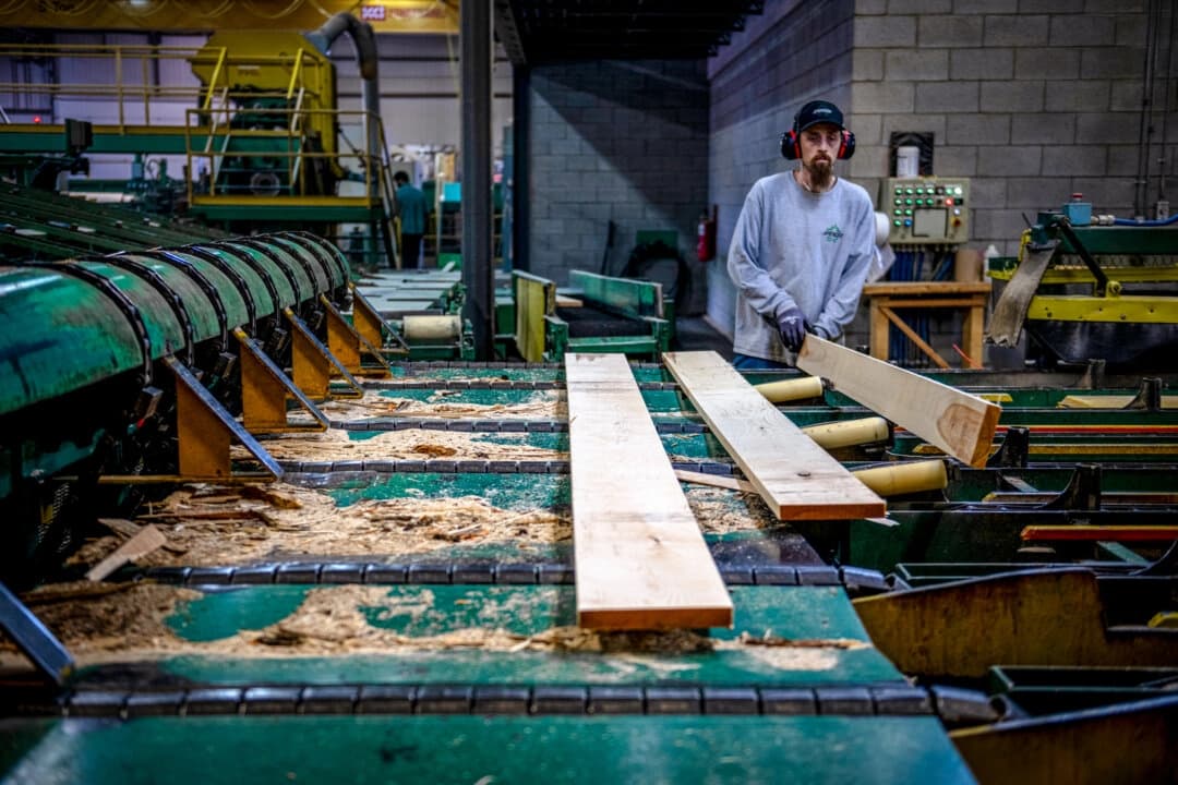 La madera se procesa en un aserradero en Lachute, Canadá, el 10 de abril de 2025. (Andrej Ivanov/Getty Images)