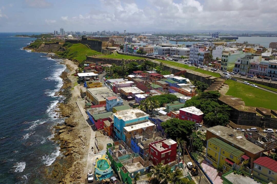 Una vista aérea del barrio costero de La Perla, en San Juan, Puerto Rico, el 25 de agosto de 2017. (Ricardo Arduengo/AP Photo)