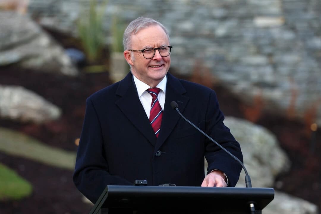 El primer ministro australiano, Anthony Albanese, habla durante una rueda de prensa en Taramea, Queenstown (Nueva Zelanda), el 9 de agosto de 2025. (Hagen Hopkins/Getty Images)
