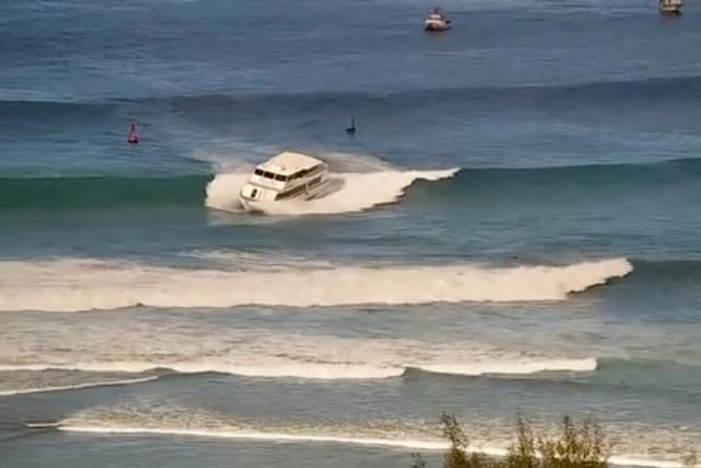 Barco de pasajeros encalla entre fuertes olas en una playa de Hawái