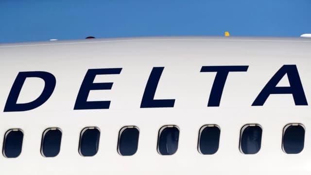 El logotipo de la empresa luce en el costado de un avión de Delta Air Lines en el Aeropuerto Internacional de Denver, el 26 de junio de 2019. (David Zalubowski/AP Photo)
