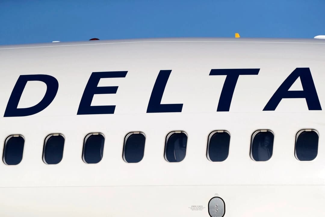 El logotipo de la empresa luce en el costado de un avión de Delta Air Lines en el Aeropuerto Internacional de Denver, el 26 de junio de 2019. (David Zalubowski/AP Photo)
