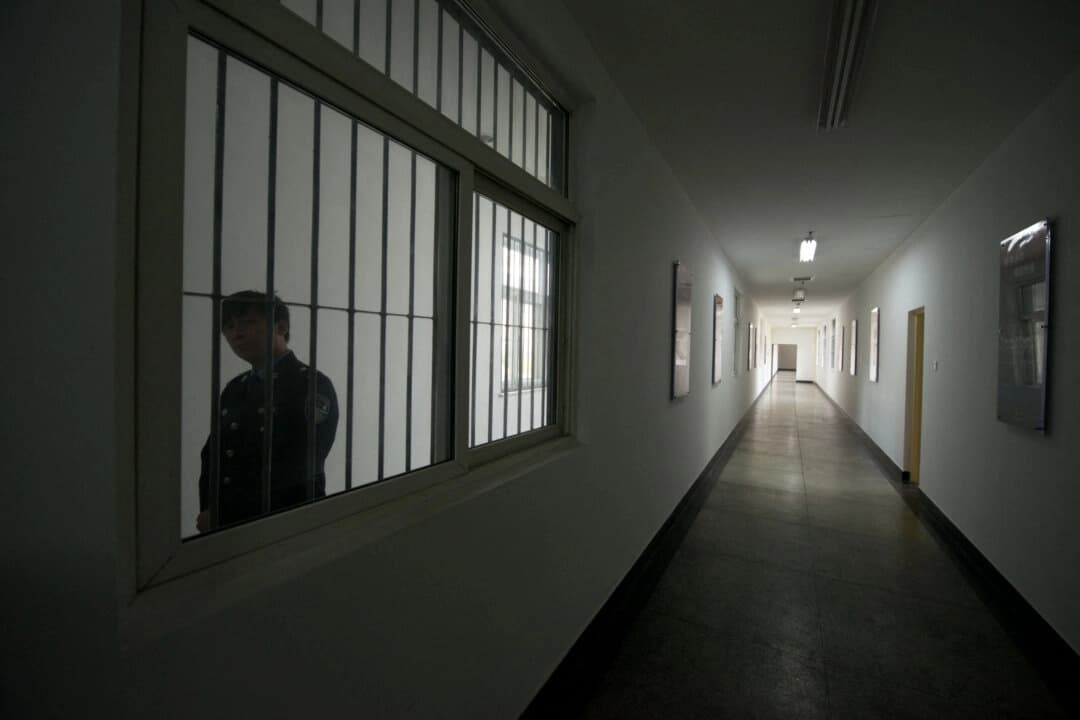 Un guardia mira a través de la ventana de un pasillo dentro de un centro de detención en Beijing, China, el 25 de octubre de 2012. (Ed Jones/AFP a través de Getty Images)
