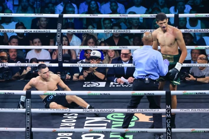 Sebastian Fundora (der.) reacciona tras derribar a Tim Tszyu en el primer asalto de su pelea por el título superwelter del CMB en el MGM Grand Garden Arena de Las Vegas, Nevada, el 19 de julio de 2025. (Ethan Miller/Getty Images)