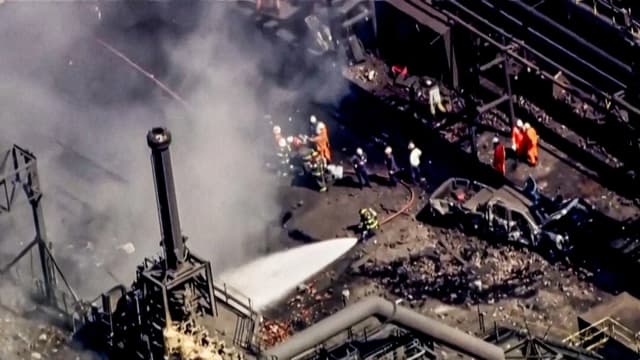 Los bomberos rocían con agua el lugar de la explosión en la planta de U.S. Steel Clairton Coke Works en Clairton, Pensilvania, el 11 de agosto de 2025. (WTAE, afiliada de ABC, a través de REUTERS)
