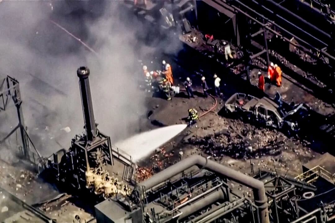 Los bomberos rocían con agua el lugar de la explosión en la planta de U.S. Steel Clairton Coke Works en Clairton, Pensilvania, el 11 de agosto de 2025. (WTAE, afiliada de ABC, a través de REUTERS)

