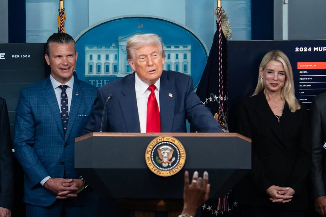 El presidente Donald Trump habla durante una rueda de prensa en la Casa Blanca en Washington el 11 de agosto de 2025. (Madalina Kilroy/The Epoch Times)