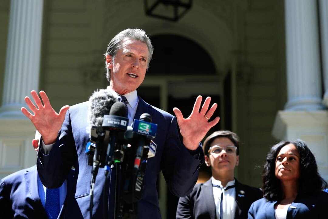 El gobernador de California, Gavin Newsom, habla durante una conferencia de prensa con legisladores de Texas en la Mansión del Gobernador en Sacramento, California, el 25 de julio de 2025. (Justin Sullivan/Getty Images)
