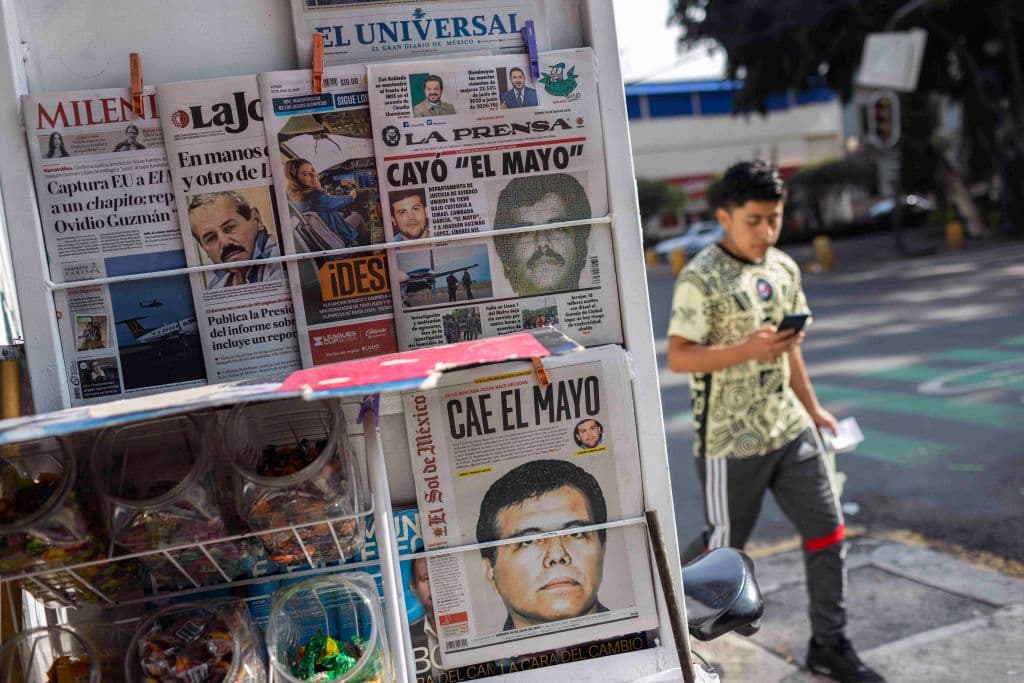 <em>Portadas de periódicos mexicanos con la noticia de la captura de Ismael "el Mayo" Zambada, en la Ciudad de México, el 26 de julio de 2024. Las autoridades mexicanas afirmaron que no participaron en la detención de Zambada y de un hijo de Joaquín "el Chapo" Guzmán, realizada un día antes en Texas por autoridades estadounidenses (Rodrigo Oropeza / AFP vía Getty Images).</em>