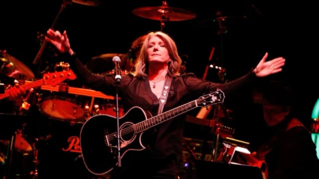 Kathy Mattea actúa durante “Playin’ Possum! The Final No Show Tribute to George Jones” en el Bridgestone Arena, en Nashville, Tennessee, el 22 de noviembre de 2013. (Terry Wyatt/Getty Images)