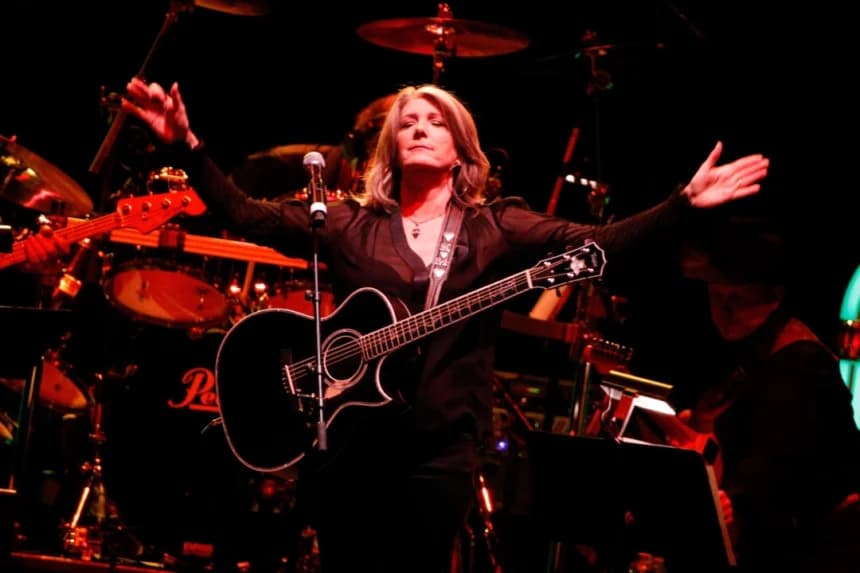 Kathy Mattea actúa durante “Playin’ Possum! The Final No Show Tribute to George Jones” en el Bridgestone Arena, en Nashville, Tennessee, el 22 de noviembre de 2013. (Terry Wyatt/Getty Images)