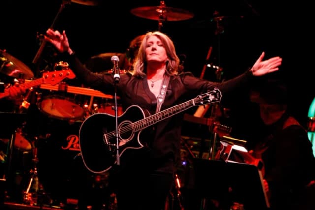 Kathy Mattea, cantante de música country y ganadora del Grammy es invitada a formar parte del Grand Ole Opry