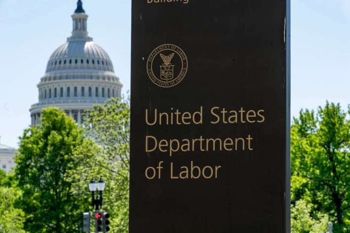 La entrada al Departamento de Trabajo se ve cerca del Capitolio, en Washington, el 7 de mayo de 2020. (J. Scott Applewhite/AP Photo)