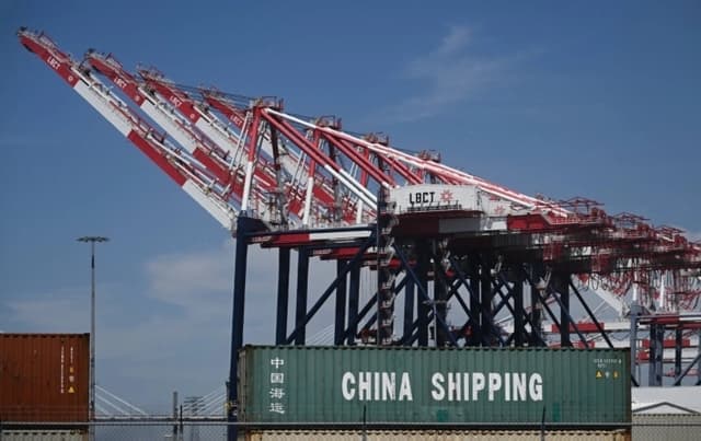 Un contenedor de carga de China Shipping se encuentra apilado en el puerto de Long Beach, California, el 10 de abril de 2025. (Patrick T. Fallon/AFP vía Getty Images)