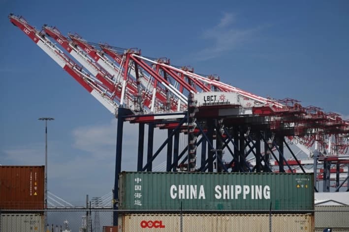 Un contenedor de carga de China Shipping se encuentra apilado en el puerto de Long Beach, California, el 10 de abril de 2025. (Patrick T. Fallon/AFP vía Getty Images)