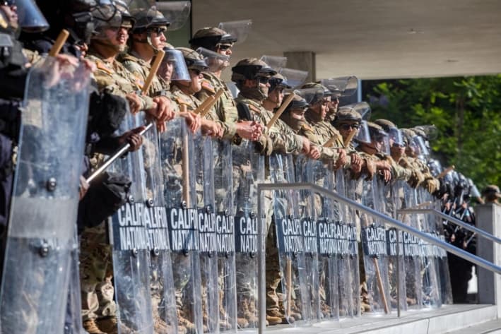 Miembros de la Guardia Nacional de California se encuentran frente al Edificio Federal mientras continúan las protestas en respuesta a las operaciones federales de inmigración, en Los Ángeles, el 10 de junio de 2025. (Apu Gomes/AFP vía Getty Images)