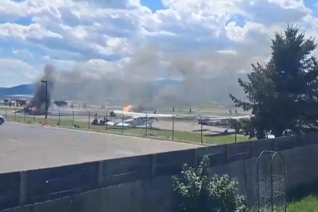 Un avión se estrella contra una aeronave estacionada en el aeropuerto de Kalispell City, provocando un gran incendio, en Kalispell, Montana, el 11 de agosto de 2025. (Ron Danielson vía AP)
