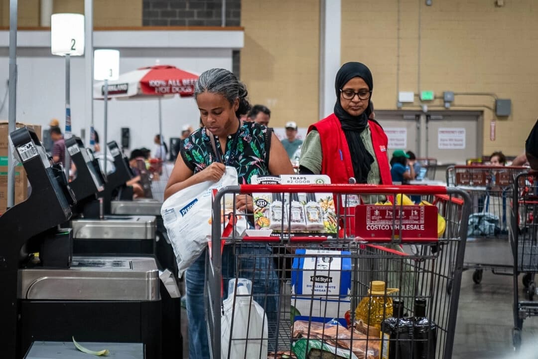 La gente compra en una tienda en Elkridge, Maryland, el 11 de julio de 2025. (Madalina Kilroy/The Epoch Times)
