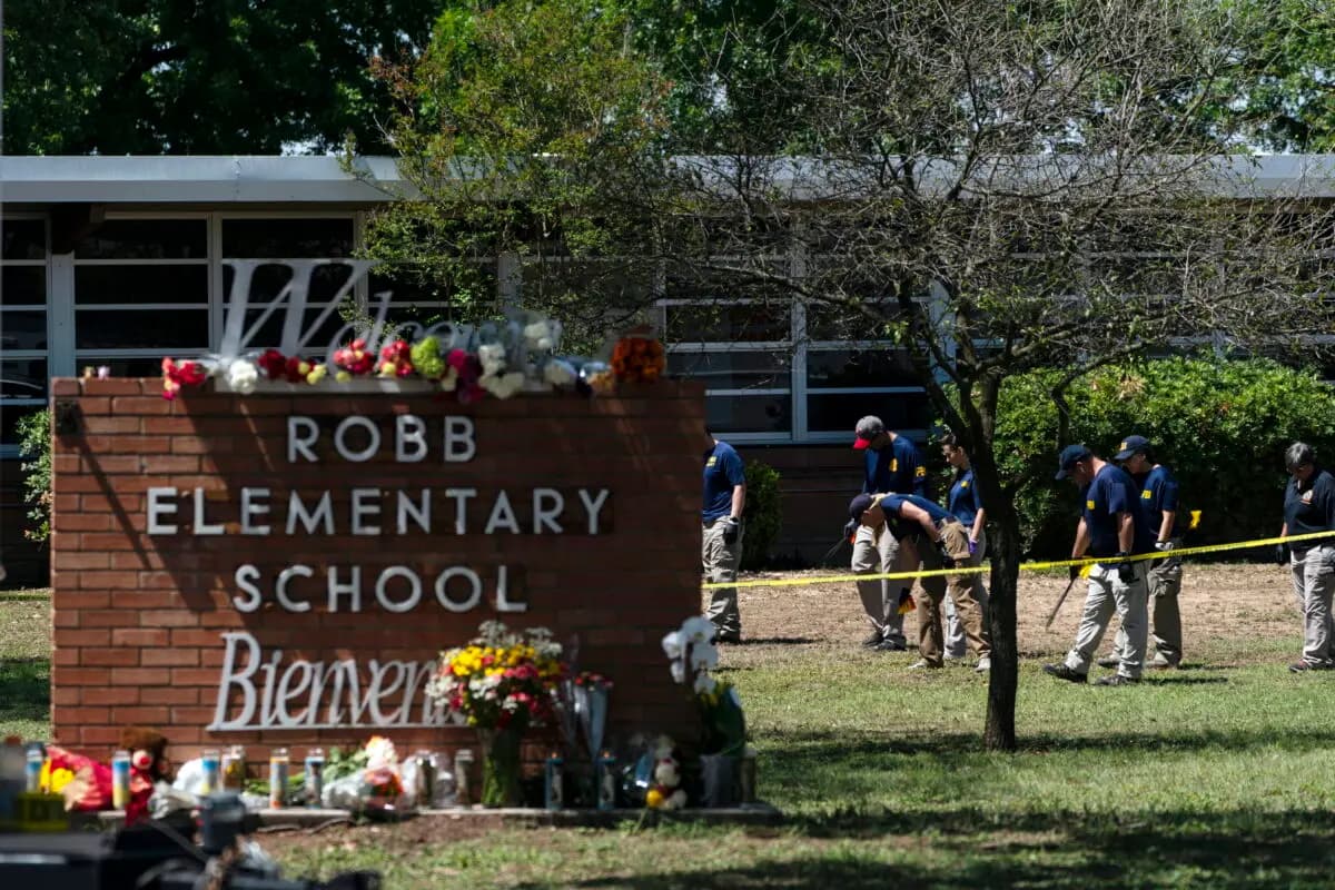 Investigadores buscan pruebas fuera de la escuela primaria Robb, en Uvalde (Texas), el 25 de mayo de 2022, después de que un joven de 18 años matara a 19 alumnos y dos profesores. (Jae C. Hong/AP Photo)