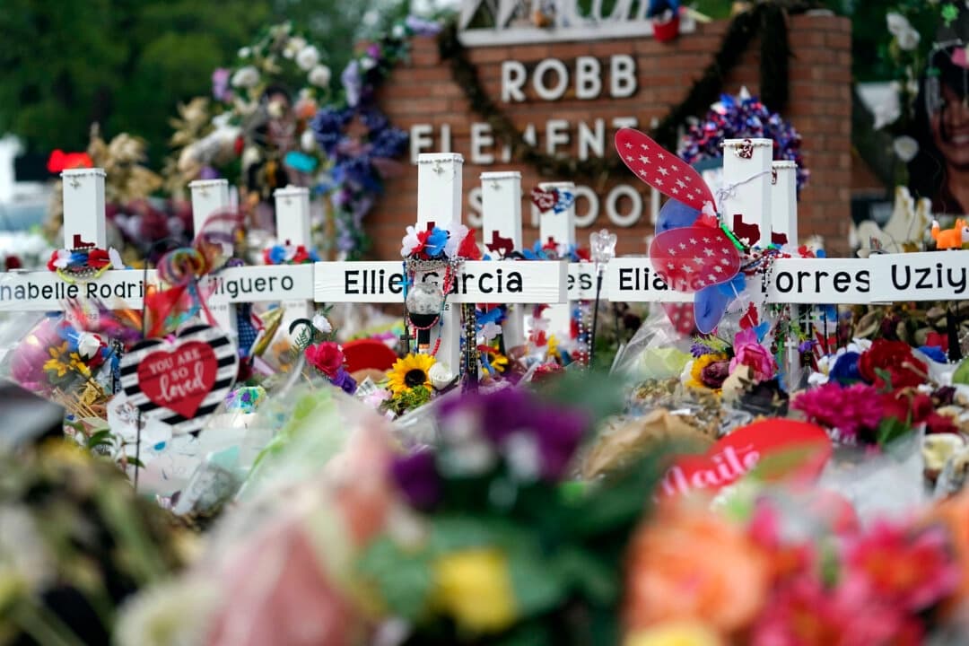 Cruces rodeadas de flores y otros recuerdos en un memorial, el 9 de junio de 2022, en memoria de las víctimas del tiroteo en la escuela primaria Robb, en Uvalde, Texas. (Eric Gay/AP)