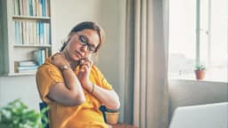 Dos ejercicios sencillos para mejorar la postura y aliviar la tensión del cuello