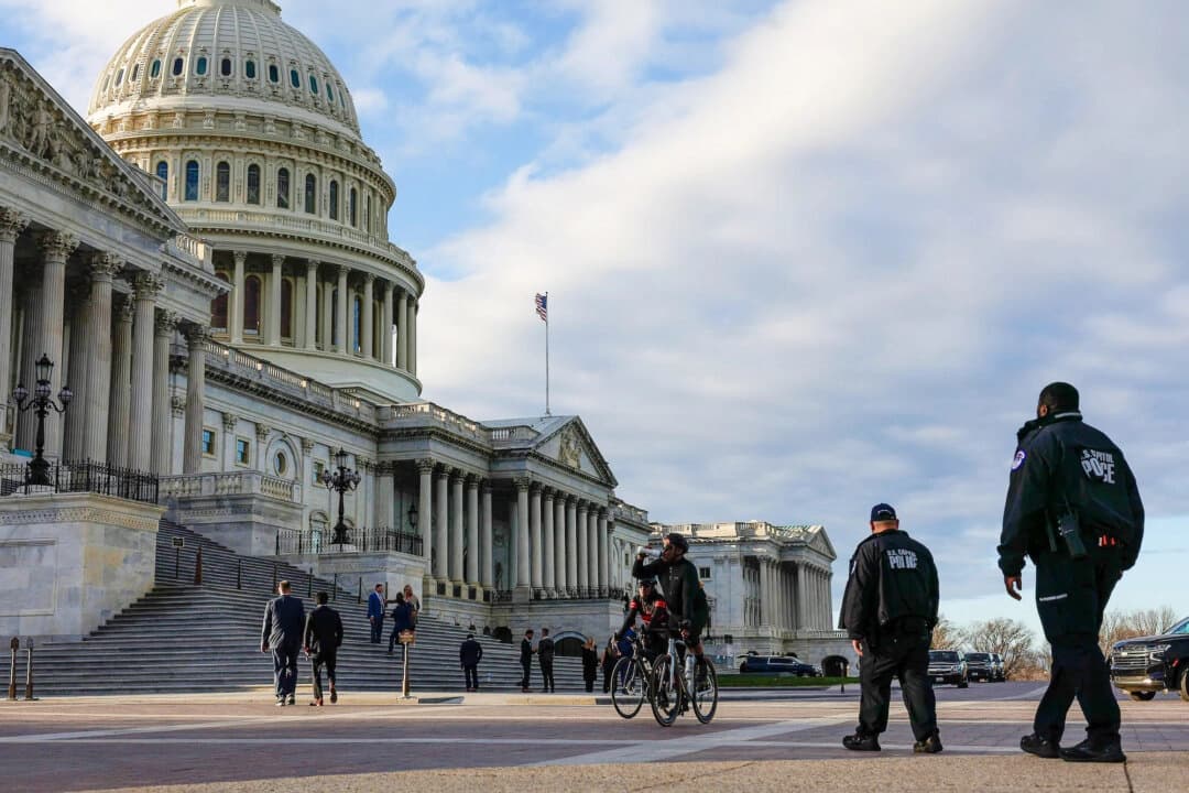 Oficiales de la Policía del Capitolio de los Estados Unidos patrullan la plaza del frente este del edificio del Capitolio de los Estados Unidos en Washington, D.C., el 7 de marzo de 2024. (Anna Moneymaker/Getty Images).