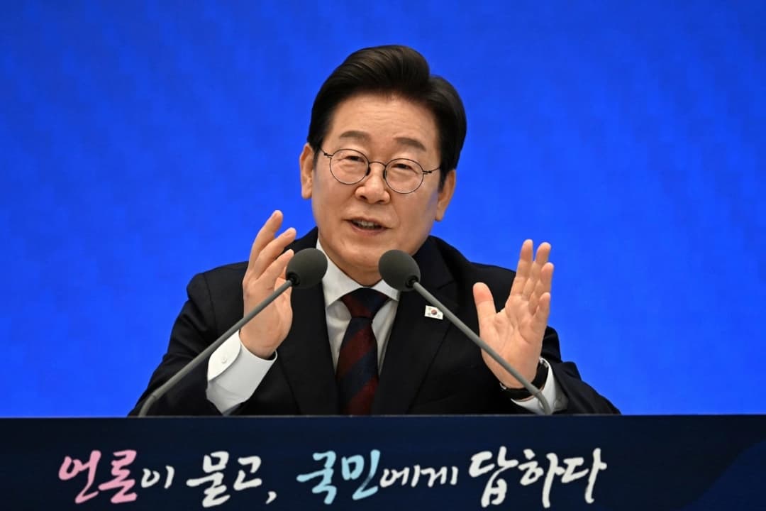 El presidente surcoreano, Lee Jae Myung, pronuncia un discurso durante una conferencia de prensa para conmemorar sus primeros 30 días en el cargo en Yeongbingwan de la Casa Azul en Seúl, Corea del Sur, el 3 de julio de 2025. (Kim Min-Hee/AP)