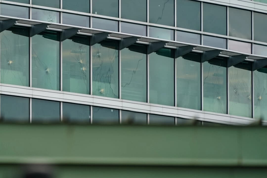 Agujeros de bala en las ventanas de la sede de los Centros para el Control y la Prevención de Enfermedades en Atlanta el 9 de agosto de 2025. (Elijah Nouvelage/Getty Images)