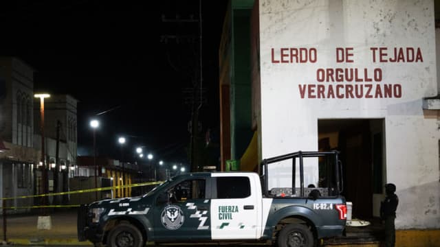 Miembros de la Policía Estatal vigilan varias calles alrededor de la plaza central de Veracruz, México (Foto de VICTORIA RAZO/AFP/Getty Images)