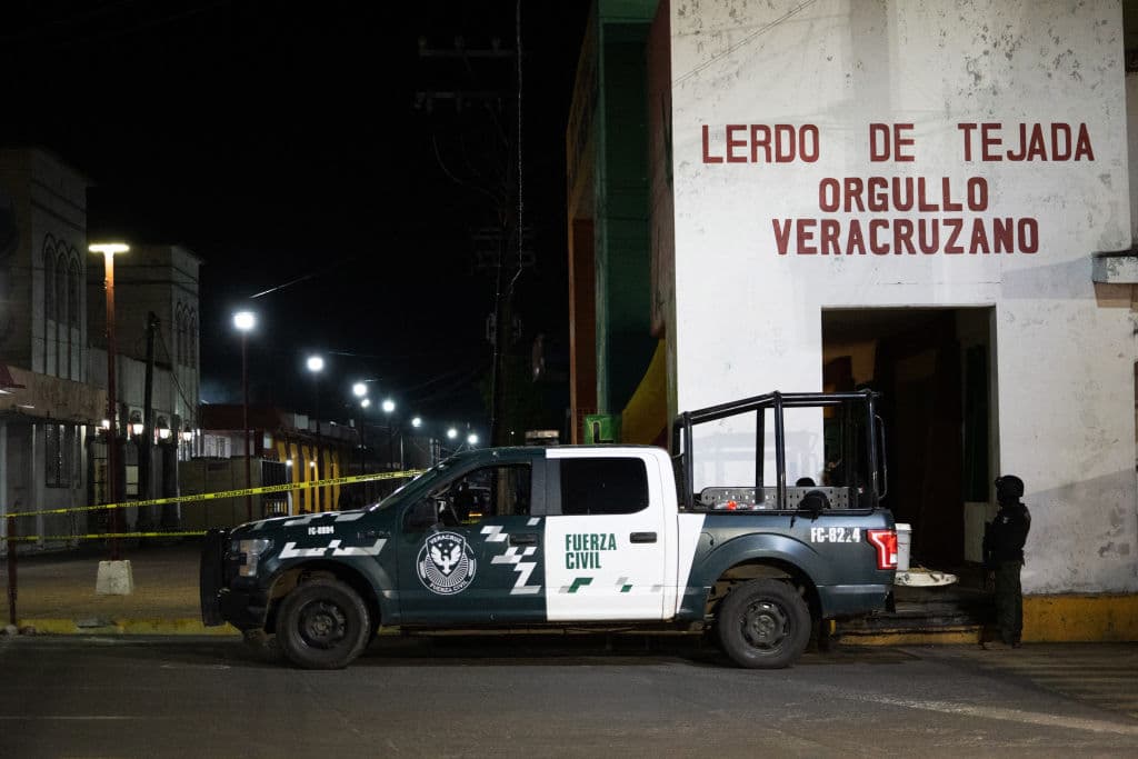 Miembros de la Policía Estatal vigilan varias calles alrededor de la plaza central de Veracruz, México (Foto de VICTORIA RAZO/AFP/Getty Images)