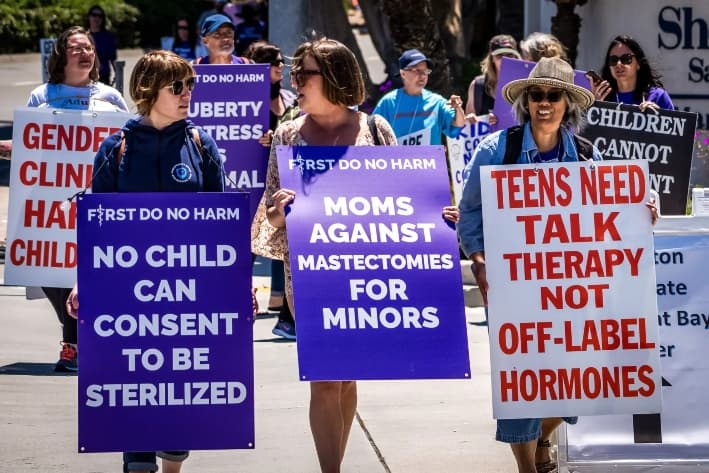 Defensores de la des-transición protestan frente a la conferencia anual de la Sociedad de Endocrinología Pediátrica en San Diego, el 6 de mayo de 2023. Los testimonios de especialistas en ética médica, denunciantes y personas que han abandonado la transición llevaron a la Comisión Federal de Comercio a iniciar en julio una investigación pública para determinar si los consumidores, especialmente los menores, han sido perjudicados por las intervenciones relacionadas con la transexualidad. (John Fredricks/The Epoch Times)