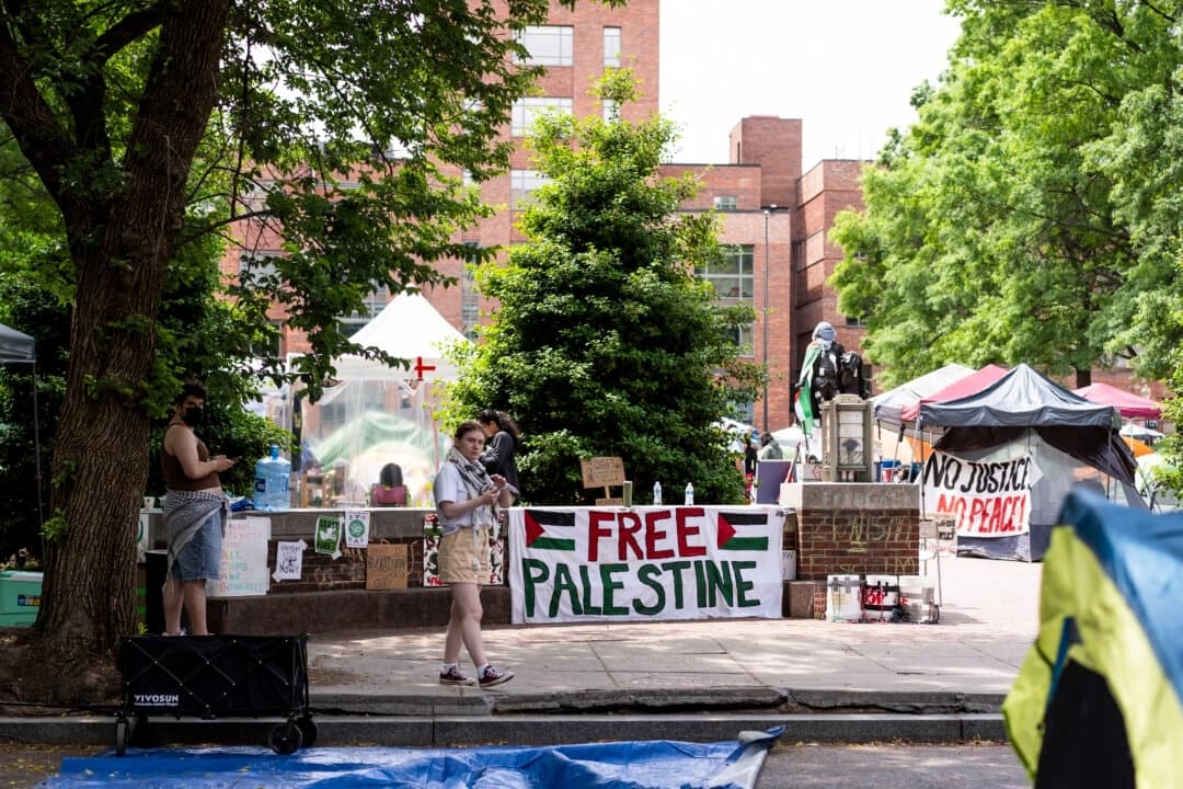 Estudiantes protestando en la Universidad George Washington en Washington el 3 de mayo de 2024. (Madalina Vasiliu/The Epoch Times)
