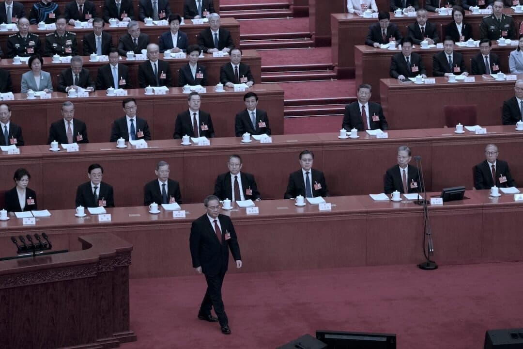 El primer ministro chino, Li Qiang (abajo a la izquierda), se dirige al estrado mientras el líder chino, Xi Jinping (centro), y otros altos funcionarios observan antes de su discurso en la sesión inaugural de la Asamblea Popular Nacional, el órgano legislativo chino, en el Gran Salón del Pueblo en Beijing, el 5 de marzo de 2025. (Kevin Frayer/Getty Images)
