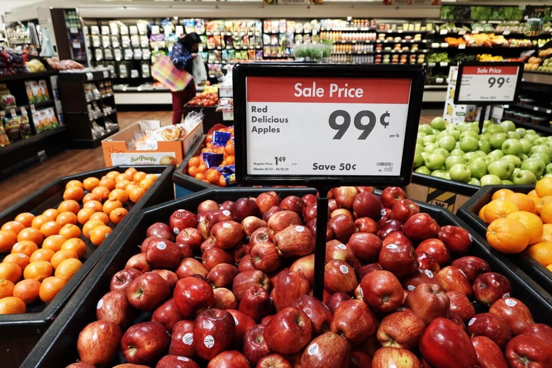 Etiqueta promocional de manzanas en una tienda Smart&Final de San Diego el 24 de marzo de 2025. (Jane Yang/The Epoch Times)