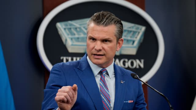 El secretario de Defensa de EE. UU., Pete Hegseth, habla durante una rueda de prensa en el Pentágono el 26 de junio de 2025 en Arlington, Virginia. (Andrew Harnik/Getty Images)